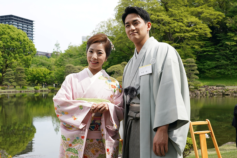 Japanske kejsarens fantastiska tr&auml;dg&aring;rdsfest &ndash; unika bilderna