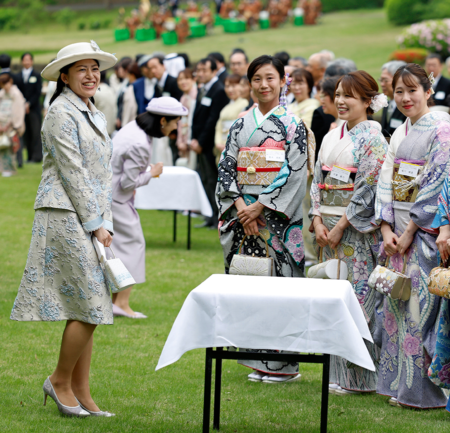 Japanske kejsarens fantastiska tr&auml;dg&aring;rdsfest &ndash; unika bilderna