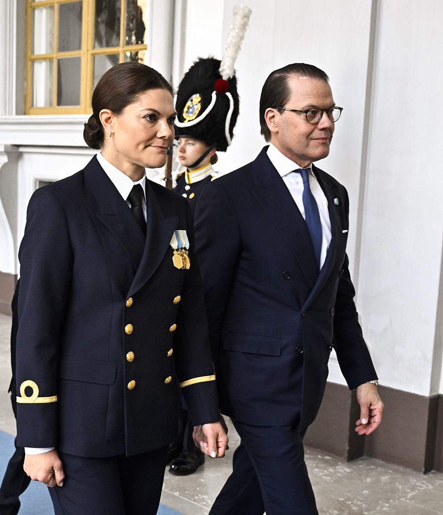 Victoria sticker ut p&aring; kungens fest &ndash; d&auml;rf&ouml;r b&auml;r hon uniform