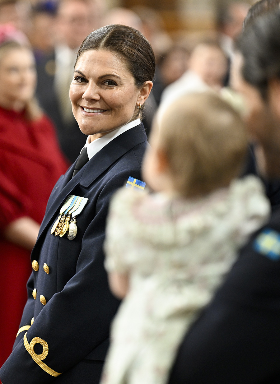 Victoria sticker ut p&aring; kungens fest &ndash; d&auml;rf&ouml;r b&auml;r hon uniform