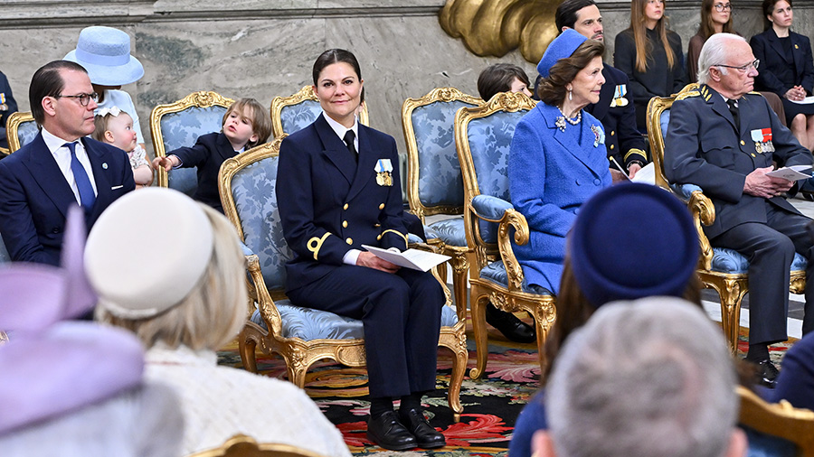 Victoria sticker ut p&aring; kungens fest &ndash; d&auml;rf&ouml;r b&auml;r hon uniform