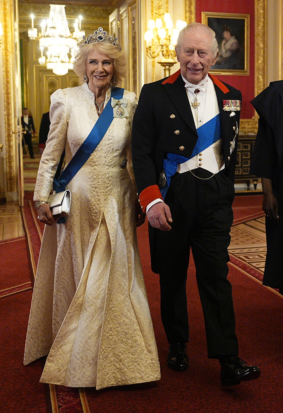 Efter 21 &aring;r med Camilla &ndash; kung Charles ok&auml;nda kamp