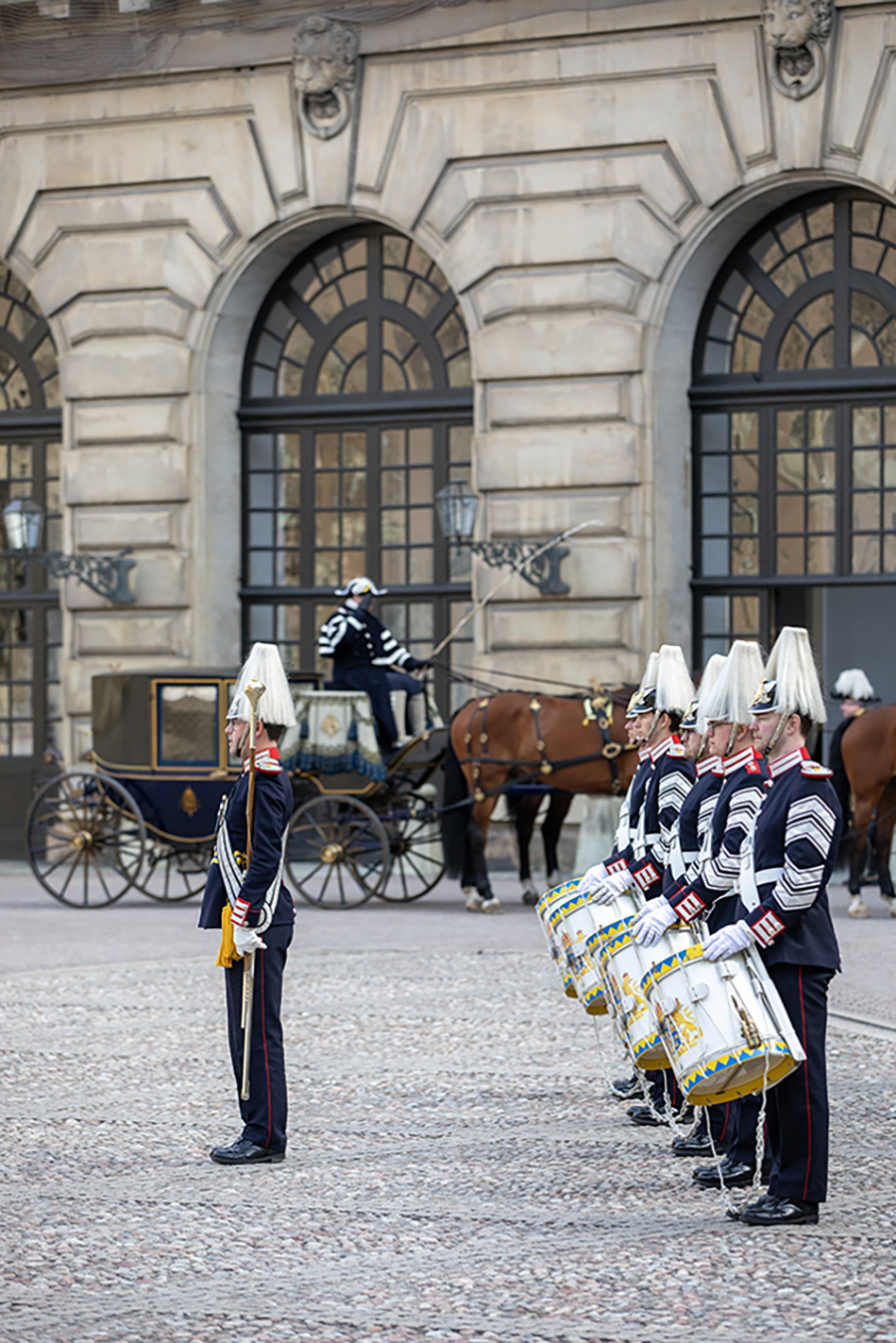 Kungen omgiven av kvinnor p&aring; slottet &ndash; Silvia saknades helt