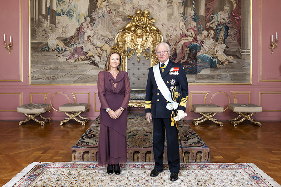 Kungen omgiven av kvinnor p&aring; slottet &ndash; Silvia saknades helt