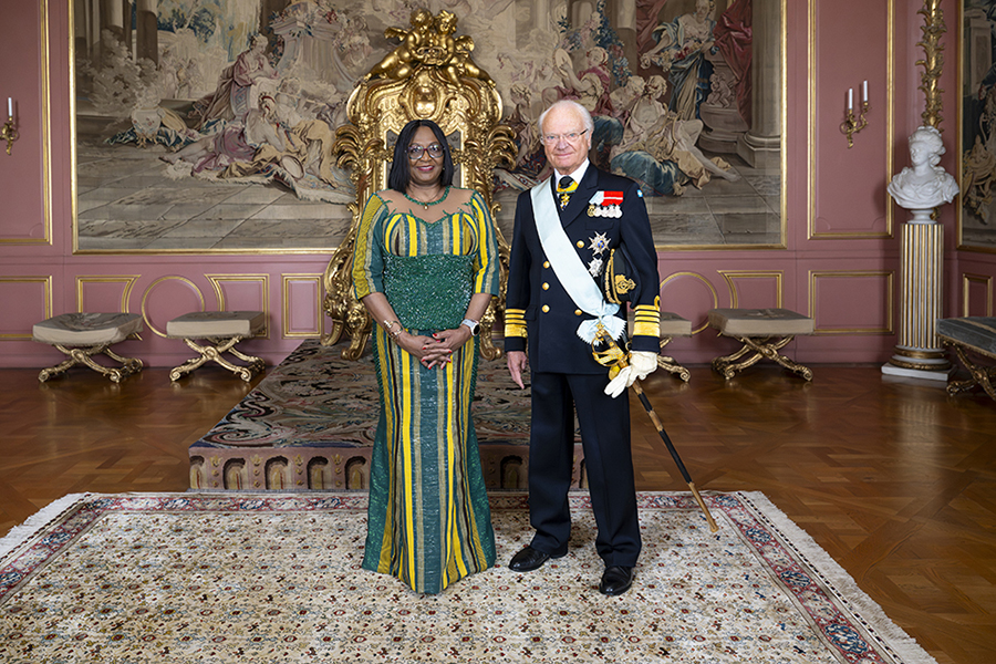 Kungen omgiven av kvinnor p&aring; slottet &ndash; Silvia saknades helt