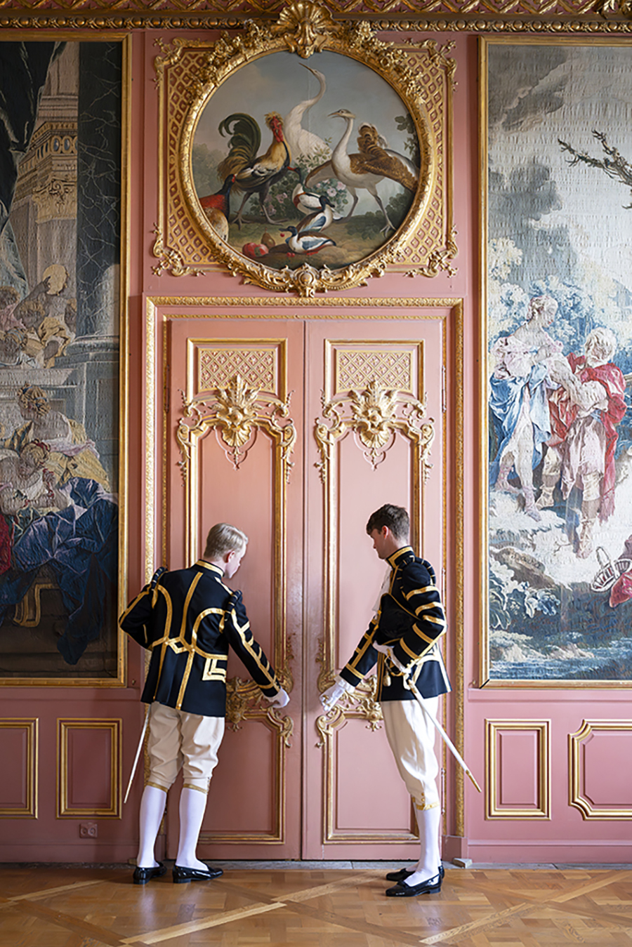 Kungen omgiven av kvinnor p&aring; slottet &ndash; Silvia saknades helt