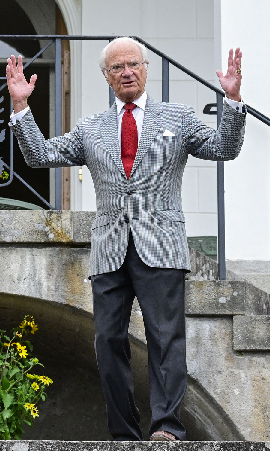 Kungens pampiga 80-&aring;rsfest &ndash; h&auml;r &auml;r g&aring;van som sl&aring;r allt