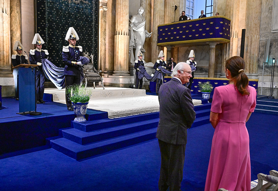 Ofattbara lyxg&aring;van &ndash; kungens f&ouml;rsta 80-&aring;rspresent avsl&ouml;jad