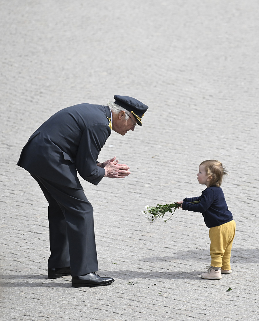 Kungens k&auml;nslosamma t&aring;rar &ndash; gripande orden p&aring; f&ouml;delsedagen