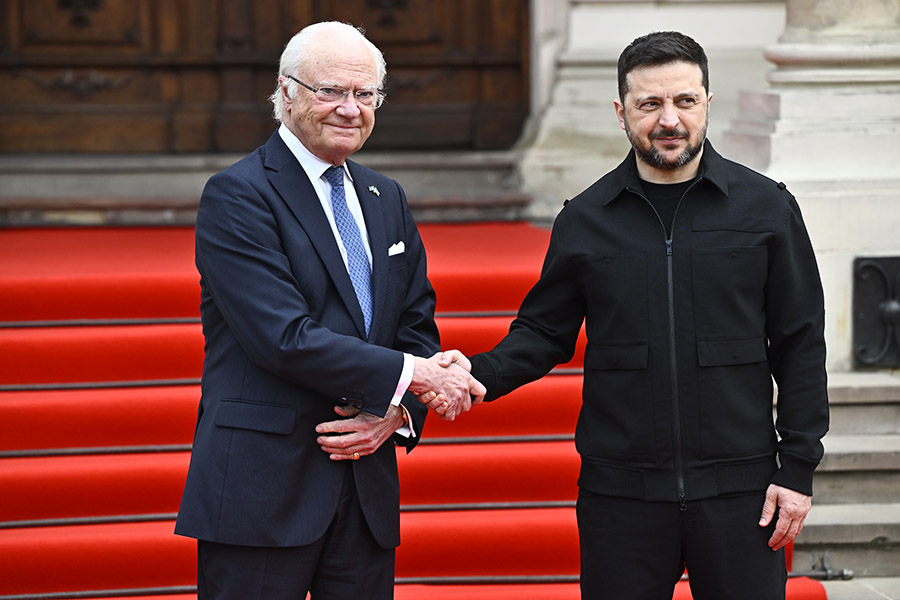 Kungens historiska resa &ndash; m&ouml;tet med Zelenskyj i krigets Ukraina