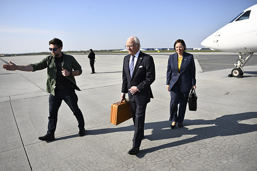 Kungens historiska resa &ndash; m&ouml;tet med Zelenskyj i krigets Ukraina