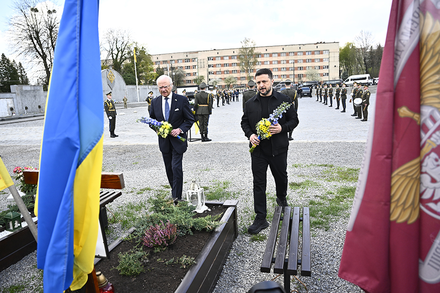 Kungens historiska resa &ndash; m&ouml;tet med Zelenskyj i krigets Ukraina