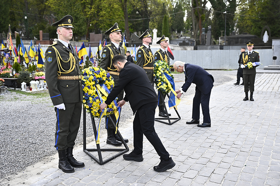 Kungens historiska resa &ndash; m&ouml;tet med Zelenskyj i krigets Ukraina