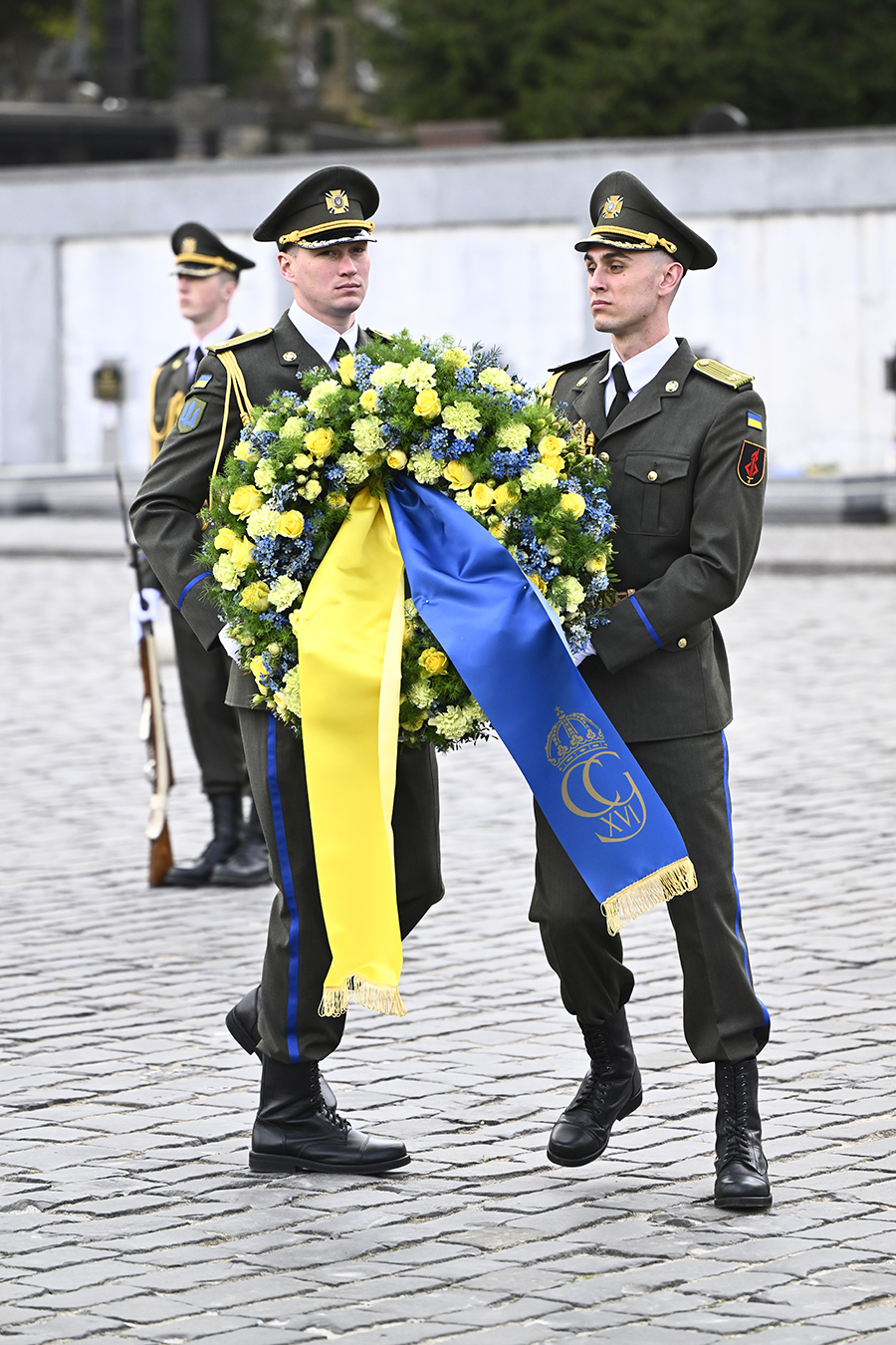 Kungens historiska resa &ndash; m&ouml;tet med Zelenskyj i krigets Ukraina