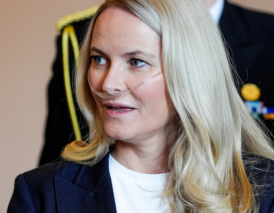 Chockbilderna p&aring; Mette-Marit &ndash; syns med syrgasmask p&aring; slottet