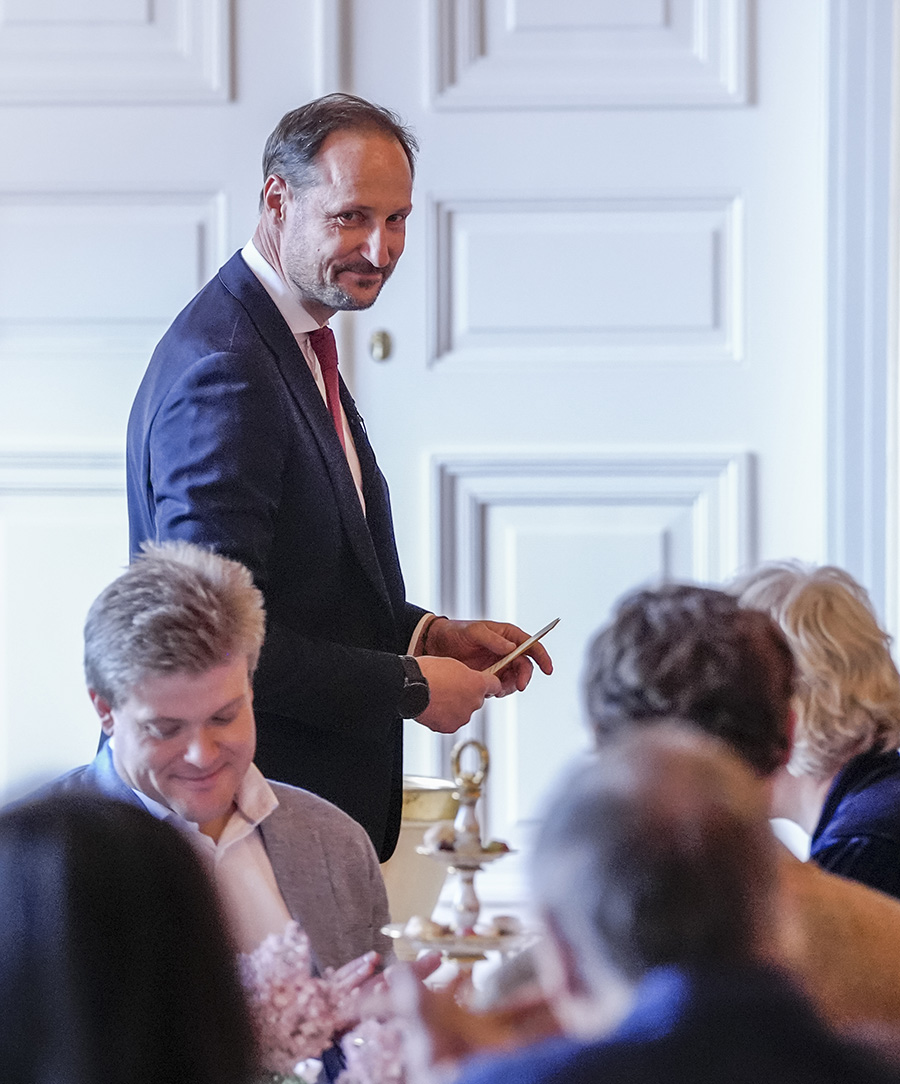 Chockbilderna p&aring; Mette-Marit &ndash; syns med syrgasmask p&aring; slottet