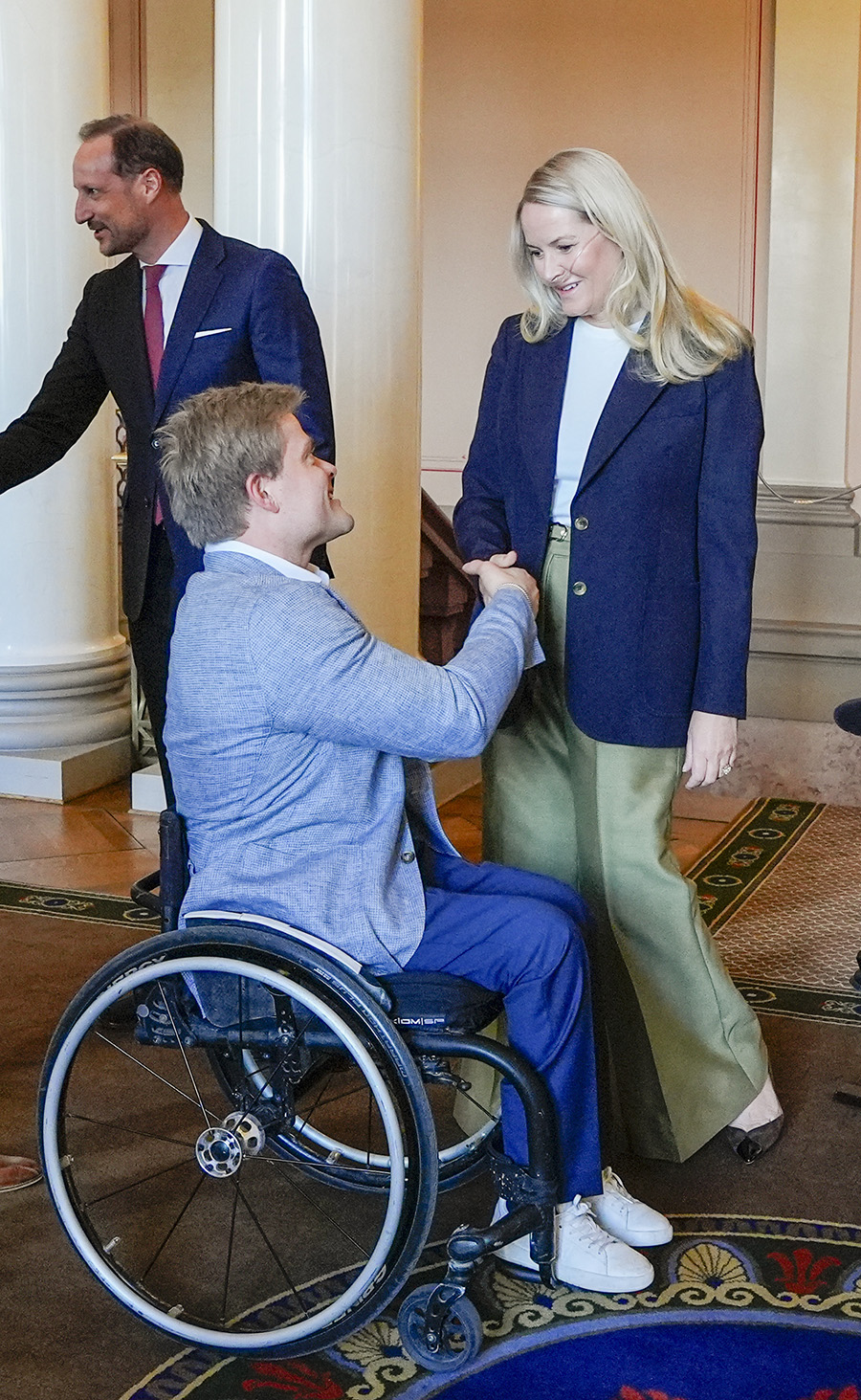 Chockbilderna p&aring; Mette-Marit &ndash; syns med syrgasmask p&aring; slottet