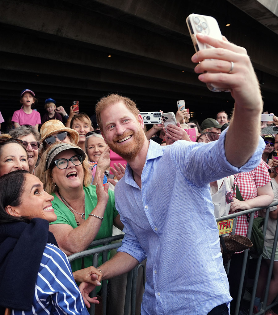 Prins Harrys nya pr-knep mitt i kritiken &ndash; gullar med liten hund