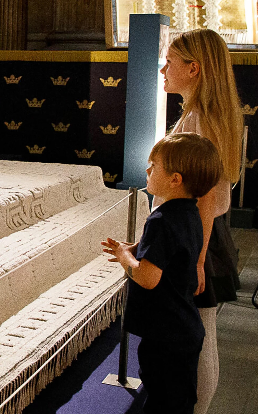 Estelle och Oscar vid kungens miljong&aring;va &ndash; bilden &ouml;verraskar