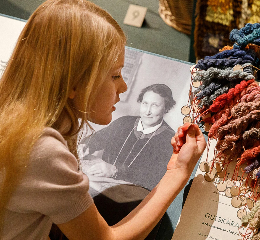 Estelle och Oscar vid kungens miljong&aring;va &ndash; bilden &ouml;verraskar