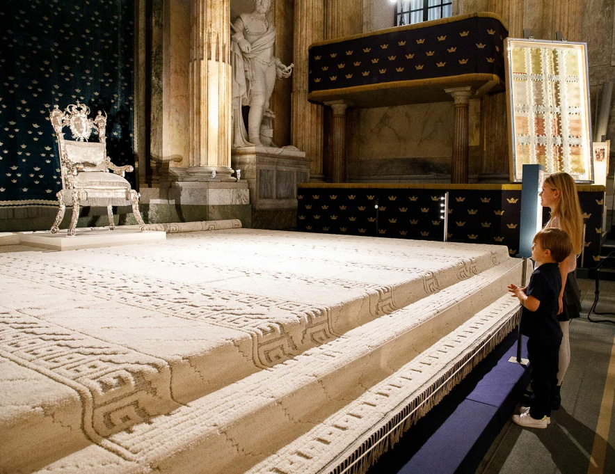 Estelle och Oscar vid kungens miljong&aring;va &ndash; bilden &ouml;verraskar