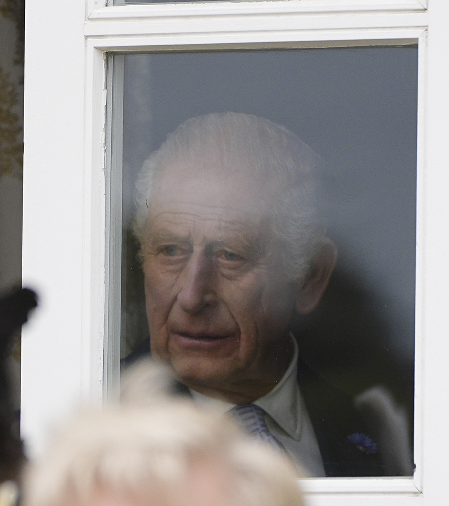 Efter 21 &aring;r med Camilla &ndash; kung Charles ok&auml;nda kamp