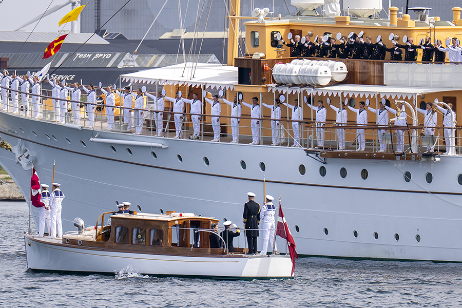 Drottning Marys eleganta entr&eacute; &ndash; h&auml;r stj&auml;l hon showen totalt