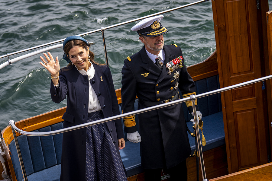 Drottning Marys eleganta entr&eacute; &ndash; h&auml;r stj&auml;l hon showen totalt