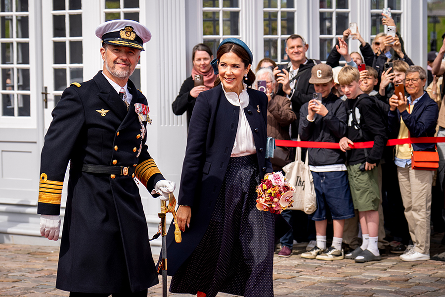Drottning Marys eleganta entr&eacute; &ndash; h&auml;r stj&auml;l hon showen totalt
