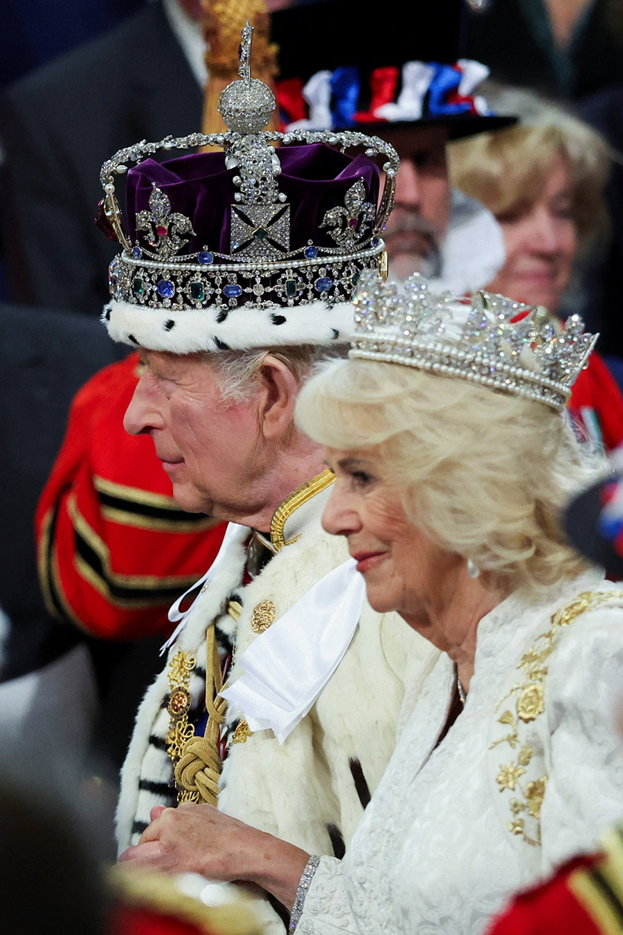 Kung Charles bar j&auml;ttekronan &ndash; men Camilla stal hela showen
