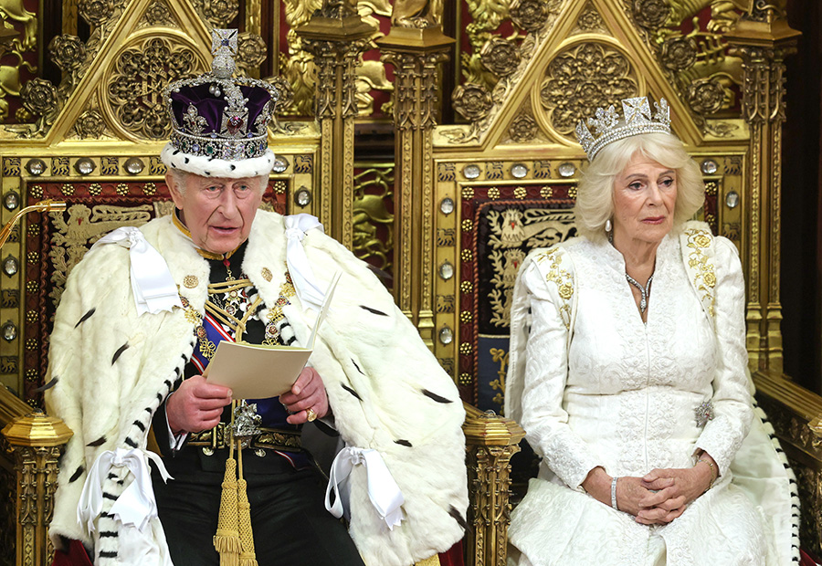 Kung Charles bar j&auml;ttekronan &ndash; men Camilla stal hela showen