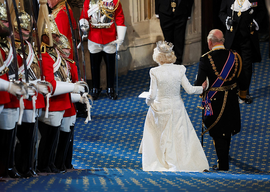 Kung Charles bar j&auml;ttekronan &ndash; men Camilla stal hela showen
