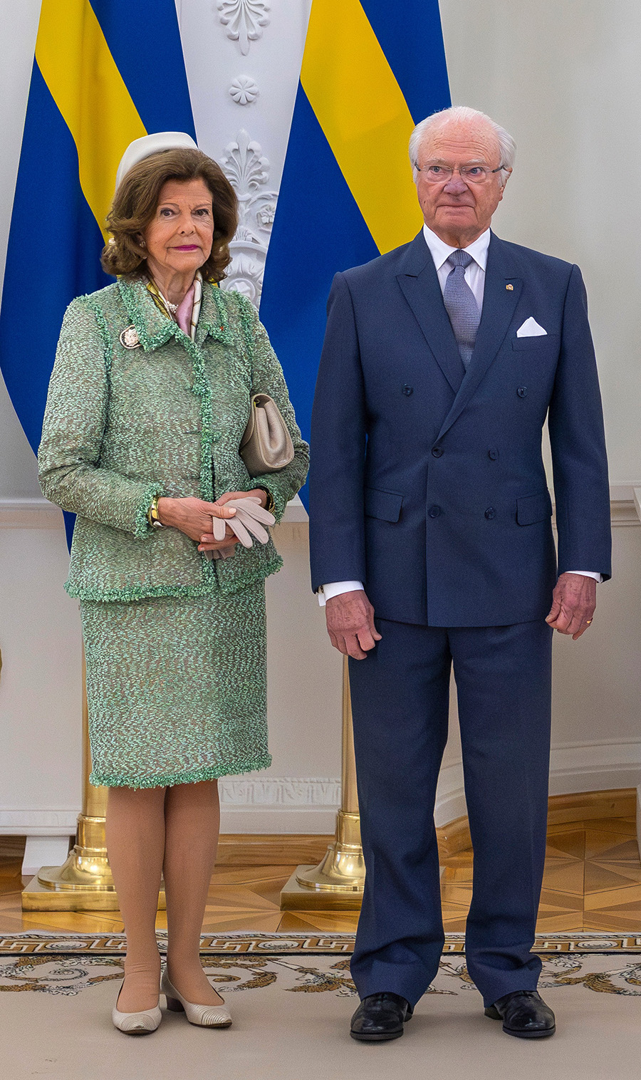 Kung Carl Gustafs stolta blick i Vilnius &ndash; Silvias entr&eacute; s&auml;ger allt