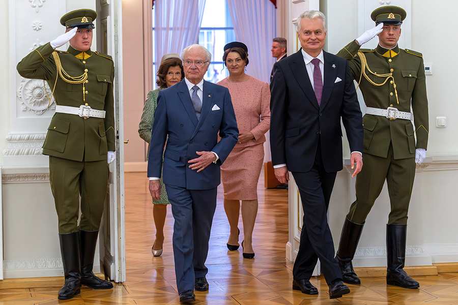 Kung Carl Gustafs stolta blick i Vilnius &ndash; Silvias entr&eacute; s&auml;ger allt
