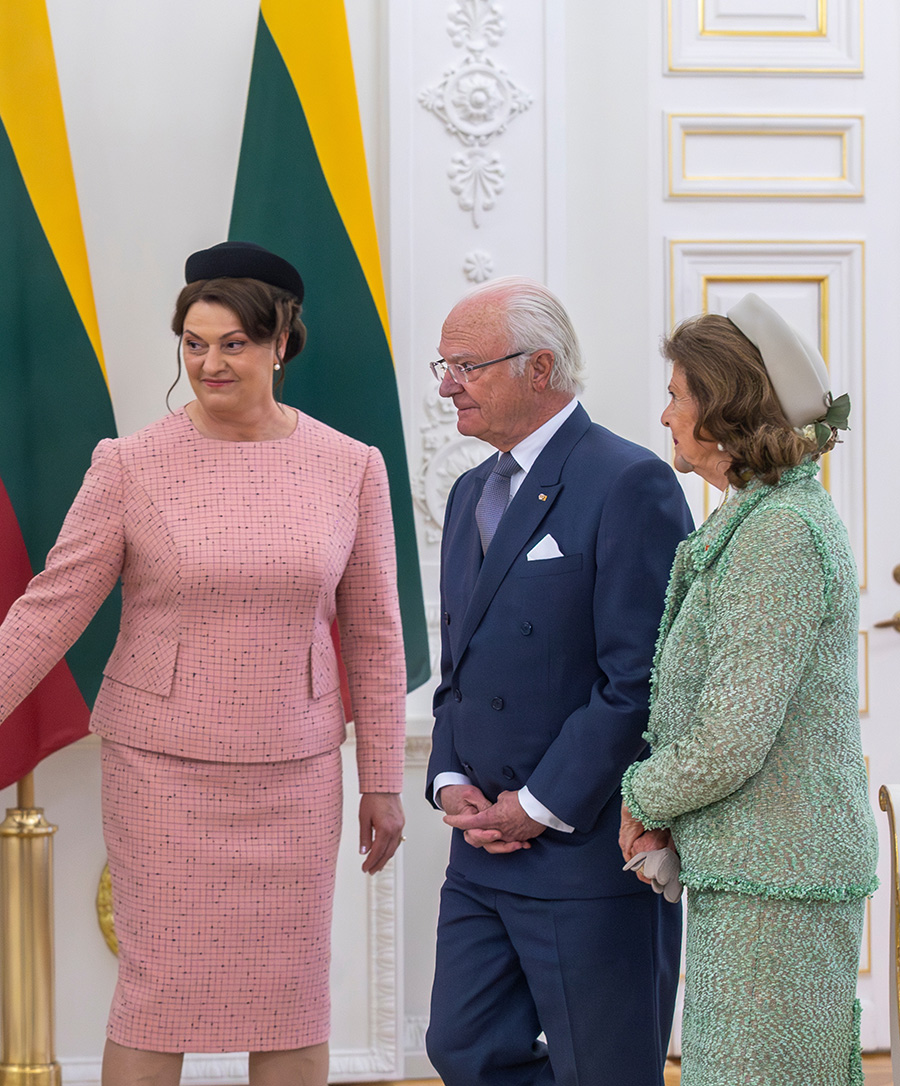Kung Carl Gustafs stolta blick i Vilnius &ndash; Silvias entr&eacute; s&auml;ger allt
