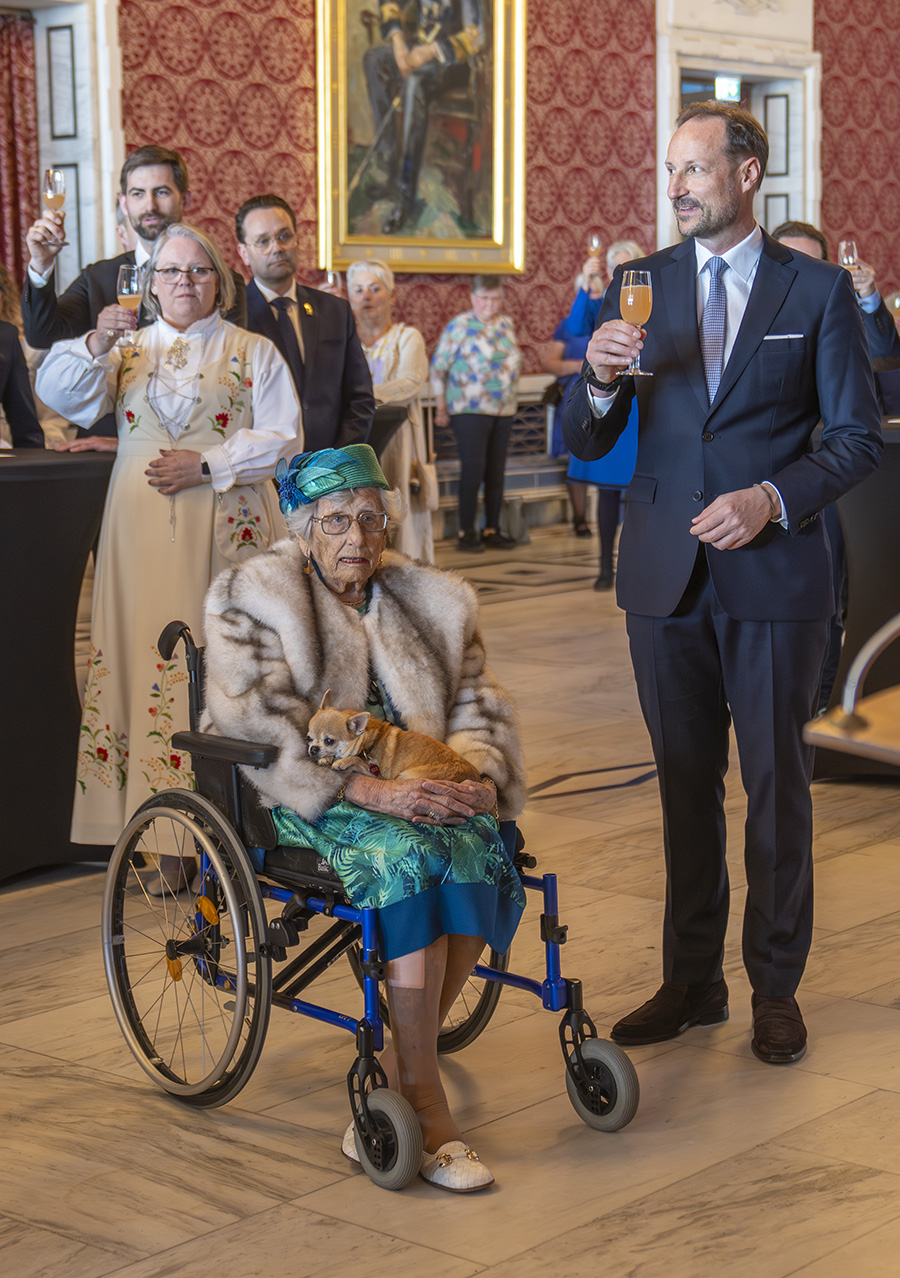 Kung Harald i chock &ndash; &auml;lskade prinsessan akut f&ouml;rd till sjukhus