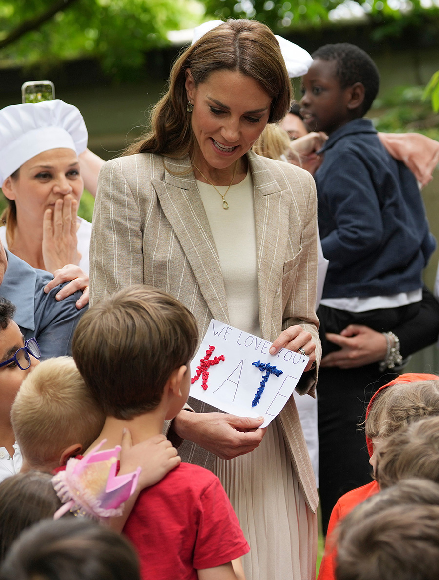 Kate m&ouml;ttes av k&auml;rlek i Italien &ndash; barnens varma hyllning