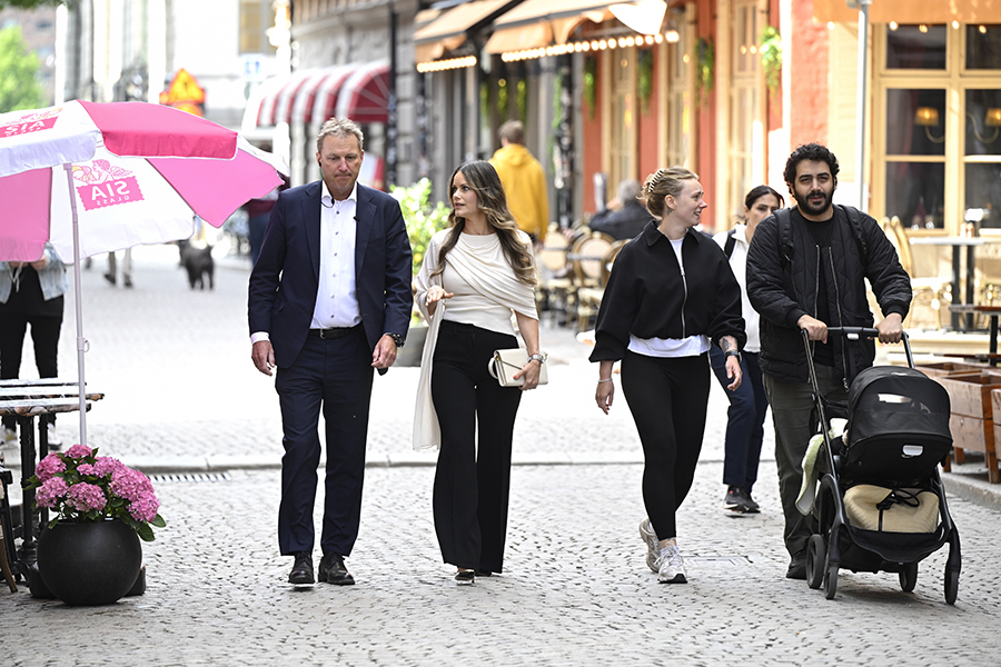 sofia upptäckt med okänd man på stan – utan prins carl philip 1 Sofia upptäckt med okänd man på stan – utan prins Carl Philip