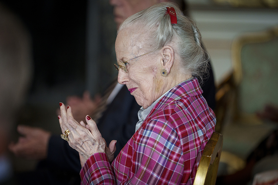 chocken på slottet – drottning margrethe anländer med rullator 1 Chocken på slottet – drottning Margrethe anländer med rullator