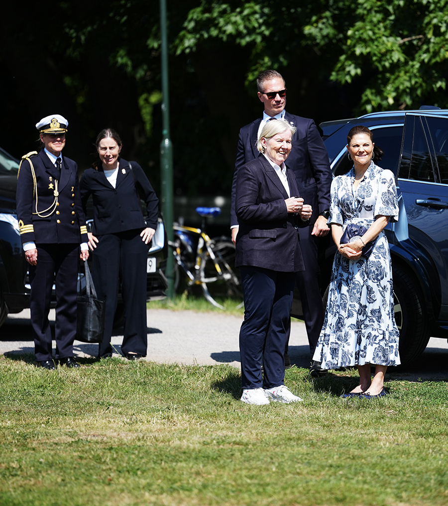 Victoria l&auml;mnas ensam igen &ndash; prins Daniel sp&aring;rl&ouml;st borta