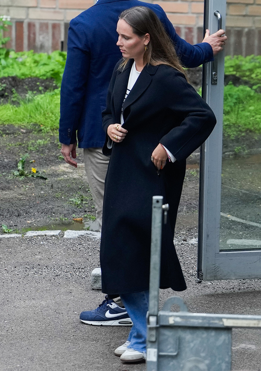 H&auml;r f&aring;r Mette-Marit syrgas av Haakon &ndash; dramatiska bilderna