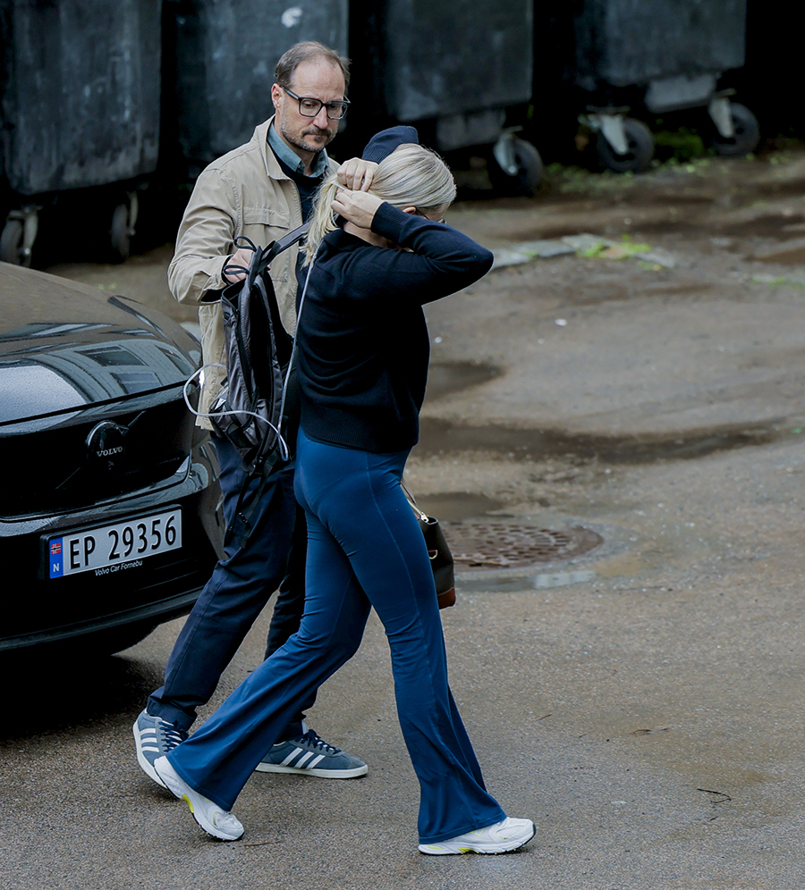 H&auml;r f&aring;r Mette-Marit syrgas av Haakon &ndash; dramatiska bilderna
