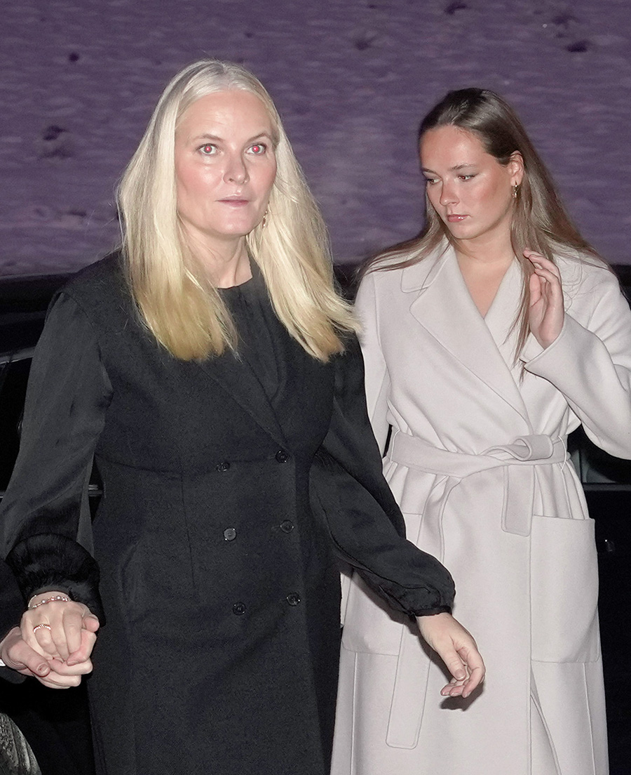 Marius sl&auml;pps fr&aring;n h&auml;ktet &ndash; &aring;terf&ouml;renas med Mette-Marit
