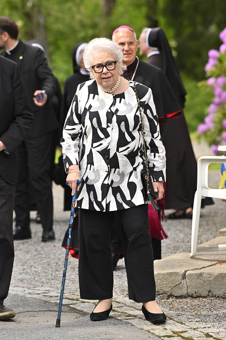 Efter sjukdomen: Prinsessan Christina tvingas g&aring; med k&auml;pp