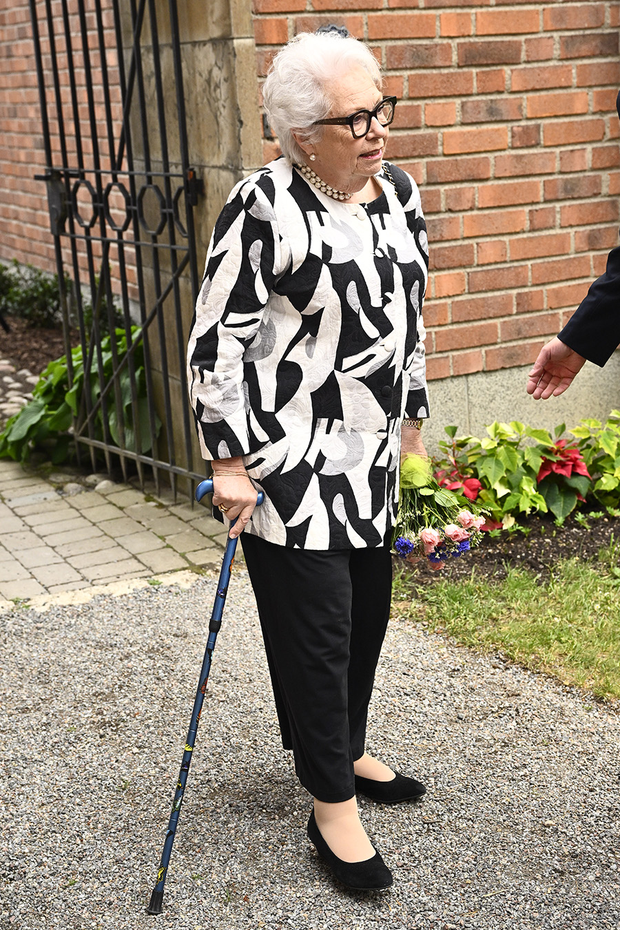 Efter sjukdomen: Prinsessan Christina tvingas g&aring; med k&auml;pp