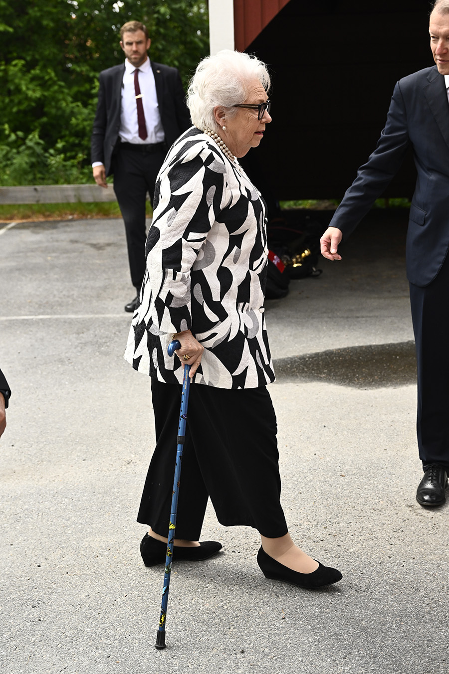 Efter sjukdomen: Prinsessan Christina tvingas g&aring; med k&auml;pp