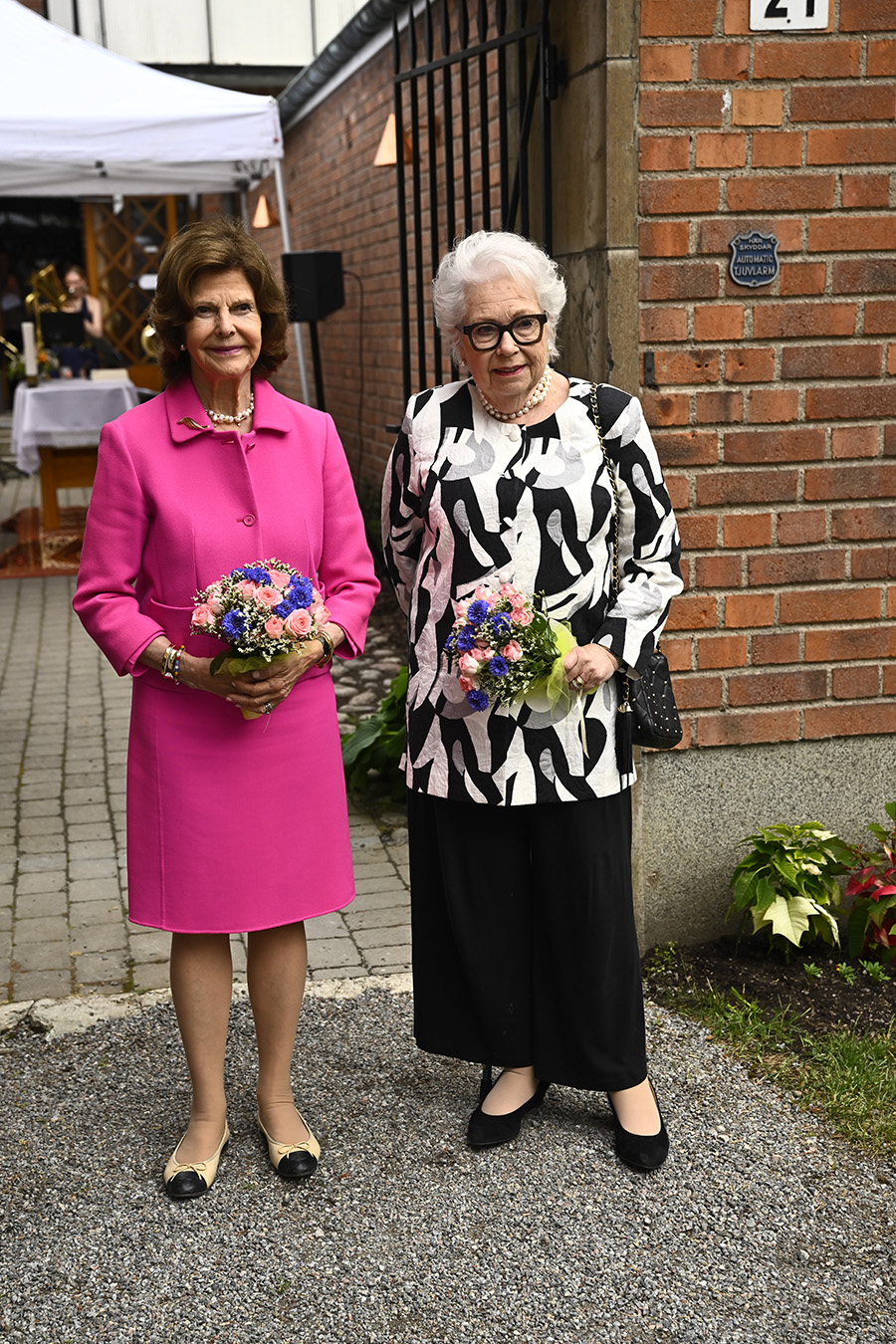 Efter sjukdomen: Prinsessan Christina tvingas g&aring; med k&auml;pp