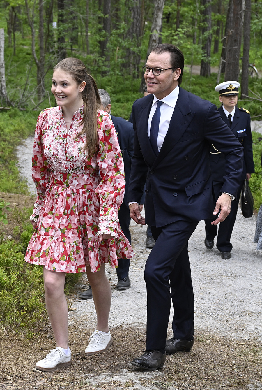 Estelle kliver fram &ndash; &ouml;verraskar med Victoria och Daniel