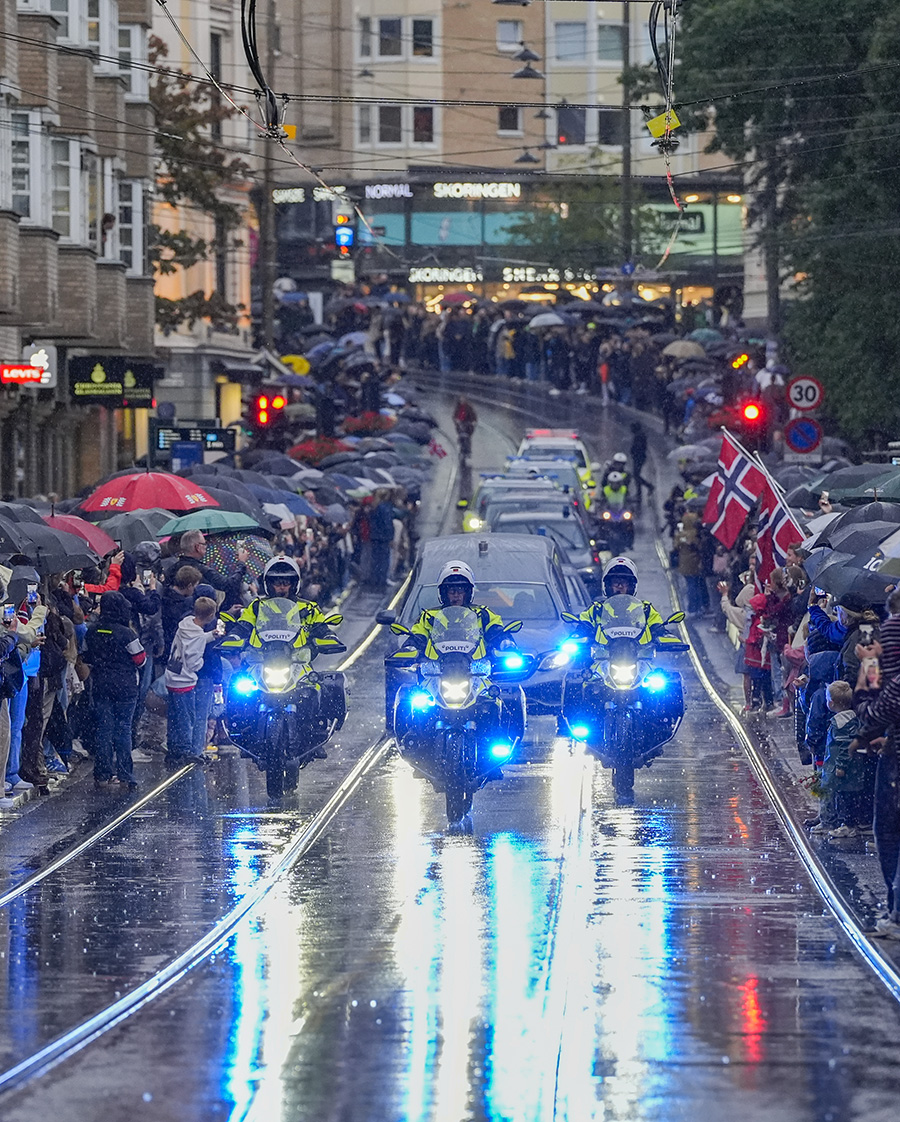 Sonjas tunga f&auml;rd bakom Haralds kista &ndash; helt f&ouml;rkrossad av sorg