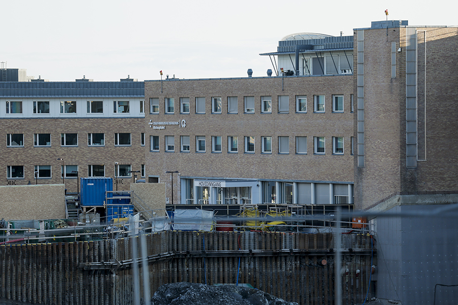H&auml;r st&ouml;ttas sjuke kung Harald &ndash; Mette-Marit vid sv&auml;rfars sida